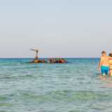 Torniamo verso la riva, mentre una coppietta sta compiendo a piedi il tragitto inverso, favorita dal basso livello del mare